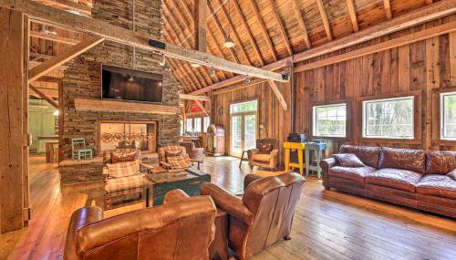 Luxe Barndominium with Home Gym, Theater, and More! - Foto 3