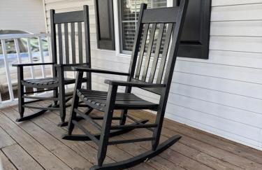 Under the Oaks, A Downtown Hidden Gem - Foto 4