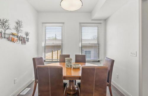 Brick Beauty Downtown, 3BR, Fenced Yard, Garage! - Foto 19