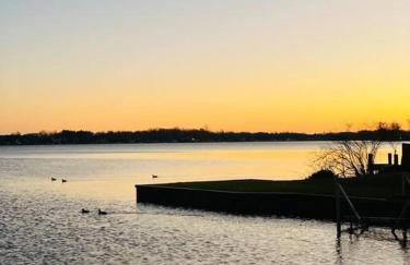 Unforgettable 4 bedroom 3 bath waterfront cabin - Photo 14