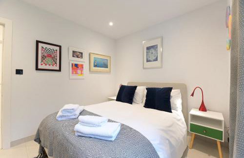 Architect-Designed Luxury Retreat 3BR Chessington - Pass the Keys - Photo 24