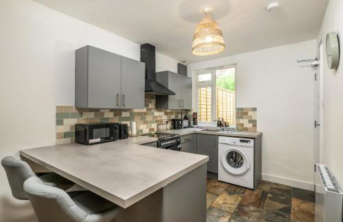 Vale House By EDEN Accommodation - 2 Bedroom Whole House, Sleeps 4 - NEWLY RENOVATED - Foto 9