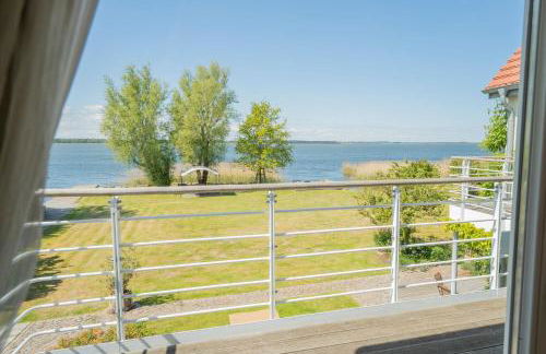 Ferienhaus Peeneblick - exklusives Traumhaus in Direktlage am Wasser mit Bootssteg und Aussensauna - Foto 12