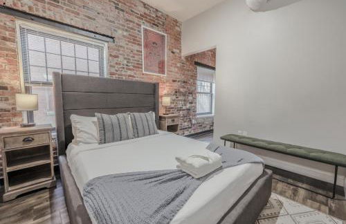 Lavishly Designed Home With Office Close to T - Photo 14