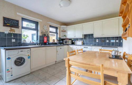 3-Bed Portballintrae Home | Wi-Fi, Garden, Parking - Foto 14