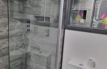 Beautiful Ground floor flat in the Heart of Rochester with balcony mobility friendly - Photo 11