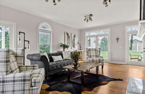 Colonial Manor - Photo 16