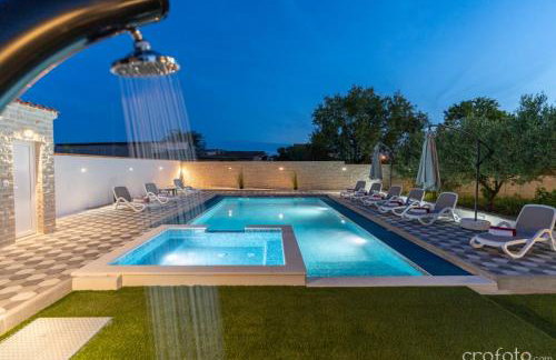 Apartman Strmota s bazenom i jakuzijem - Foto 14