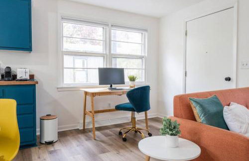 Retro Retreat: 1br home w/ WFH desk, livingroom, and fire pit - Foto 43