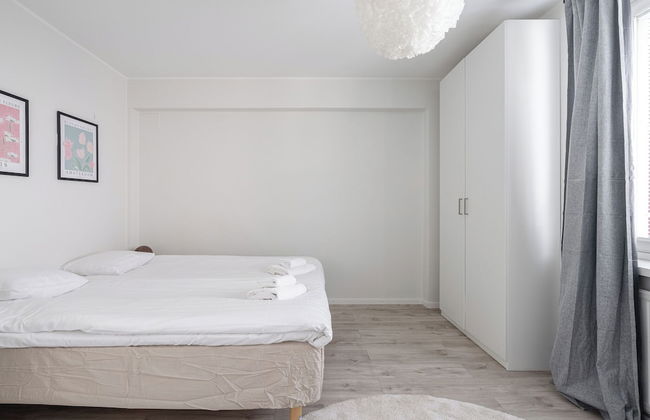 Spacious Downtown Apt with Balcony that Hosts 10 - Photo 7