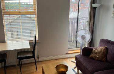 1 bedroom budget homely apartment, with free private parking and long term deals available - Foto 6