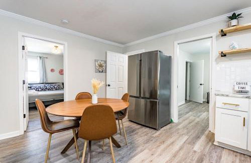 Renovated house close to Dtown Durham w king bed - Photo 14