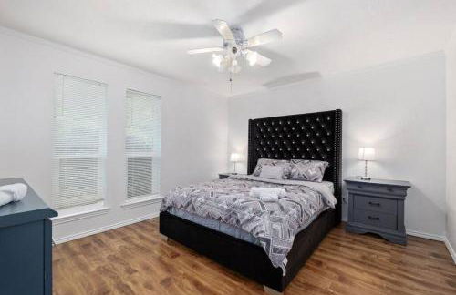 Newly remodeled 5BR 3BA w/pool 16 ppl - Photo 16