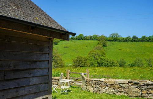 Escape to an Idyllic Countryside Couple's Retreat - Photo 35