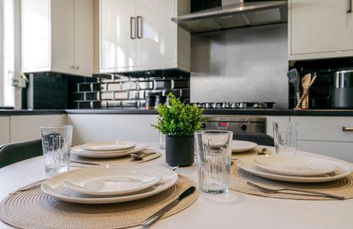 Westfield House, 2BR Sleeps 6, Oldham - Photo 15