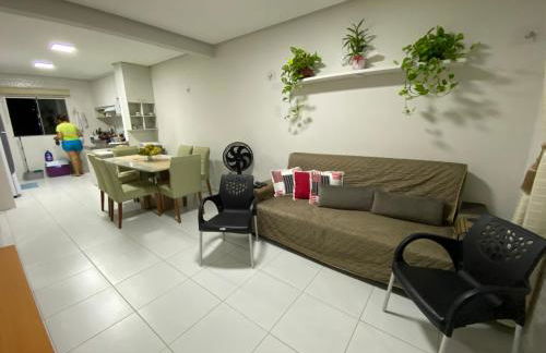 No Atalaia, Fort Poseidon rua do Atalho a 700 metros da praia do Atalaia, apartamento novo decorado, varanda, sala de estar e jantar, 02 suítes, 03 banheiros, lavanderia, cozinha, piscina, churrasqueira, salão de jogos, vista parcial das dunas e mar - Photo 13