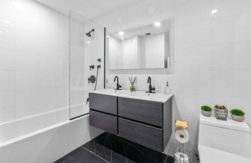 3BR Penthouse Suite with Massive Private Rooftop - Foto 33