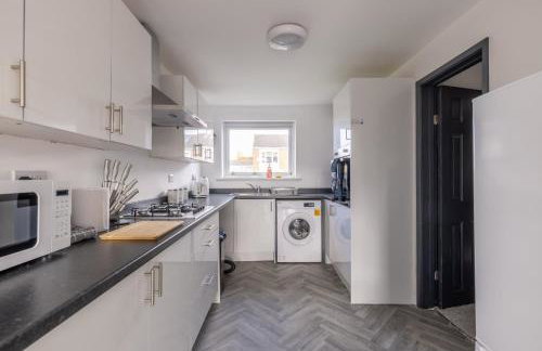 Modern 3 Bed House-Free Parking-by Holiday Homes - Foto 34