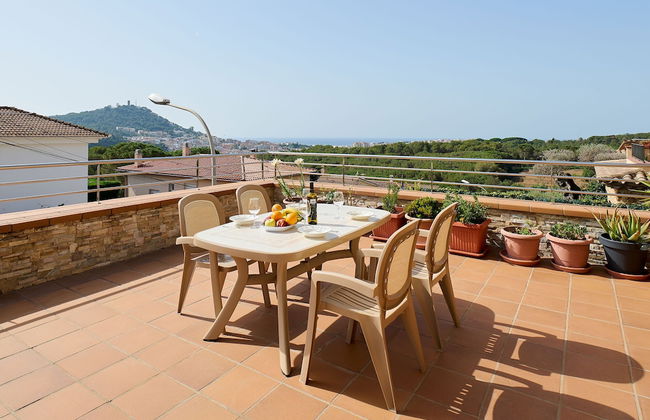 Marina in Blanes With 6 Bedrooms and 4 Bathrooms - Photo 3