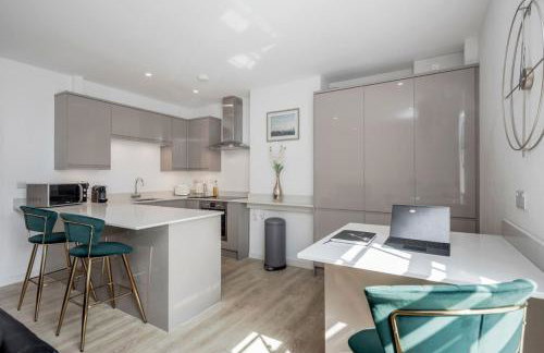 Elegant Epsom Modern Apartment - Photo 20