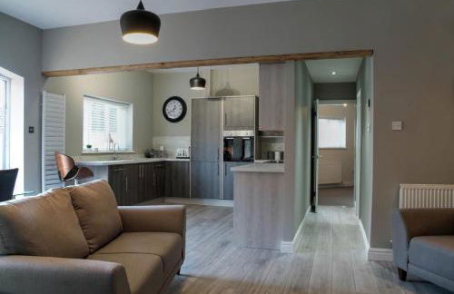 Queensgate Holiday Apartment , Beverley with parking - Photo 2