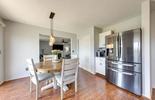 Families Welcome! Spacious OFallon Home with Yard - Foto 12