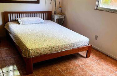 Casa com rio privado passando na frente e cercada por belas montanhas e piscina natural Estrada pavimentada até o estacionamento - Foto 14