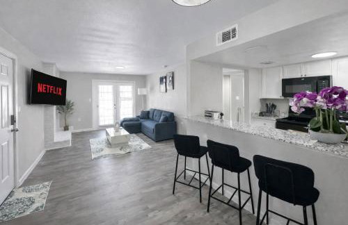 Addison Apartment with Free Parking Pool Gym - Foto 1