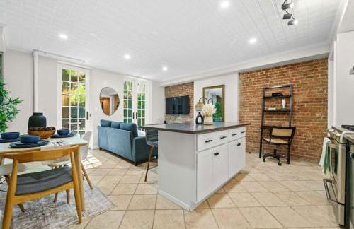 Newly Renovated 2BR w Rare Private Backyard and BBQ - Foto 11