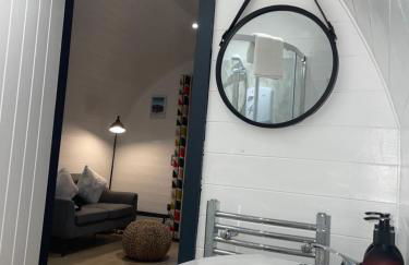 Apex Studio Pod & Jacuzzi Bath - Photo 17