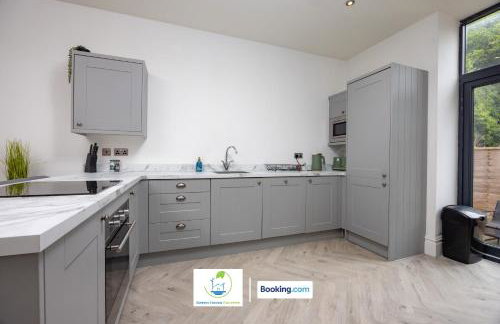 2 Bedroom Apartment By Green Haven Escapes Short Lets & Serviced Accommodation In Leeds with Free WiFi & Parking - Photo 4