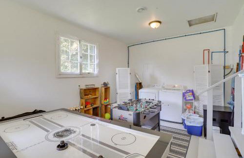 South Haven Farmhouse with Fire Pit, 4 Mi to Beach! - Foto 12