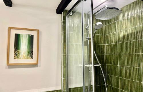 Luxury Couple's Getaway with River Views and Parking - Foto 7