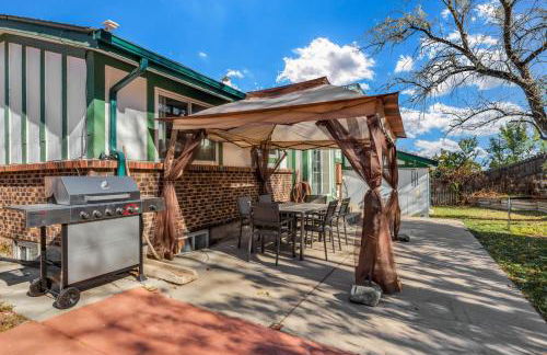 6BD Near DT - BBQ Grill, Games & Football Fun - Photo 39