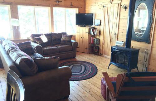 Charming Lakefront Cabin Rental with a Fire Pit near Brownville, Maine - Foto 2