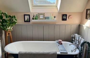 Charming Escape - Dog-Friendly Writer's Stone Cottage in the Stroud Valleys - Photo 40