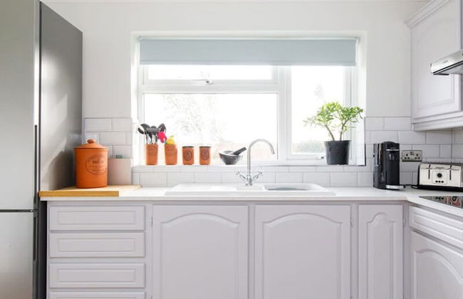 Coastal Retreat for 8 With Hot Tub - Walk to Beach - Foto 12