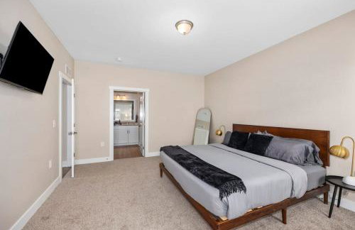 Modern 2BR 2BA New Build Condo with Garage & Patio - Foto 38