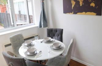 Luxe Cosy&Spacious 2 Bed House - Super Fast Wi-Fi & Private Parking Near GLO Airport & Cheltenham Racecourse - Foto 7