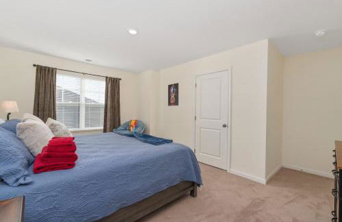 Stylish 3BR Getaway across Bristol Speedway - Foto 41