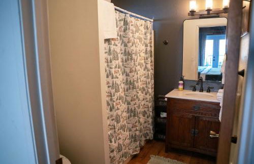 Sierra Cabin w NEW Hot Tub Walk to Town - Photo 22