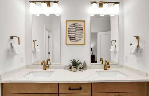 Luxury Townhouse with Fireplace Rooftop Deck Close to Downtown-Family Friendly - Foto 34