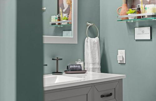 Fun & Funky Asheville Home with Pool Table, Darts - Foto 27