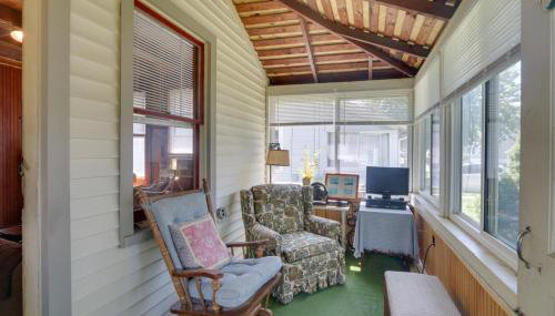 Grandmas Cottage with Sunroom Walk to Beach - Foto 5