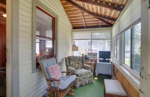 Grandmas Cottage with Sunroom Walk to Beach - Foto 5