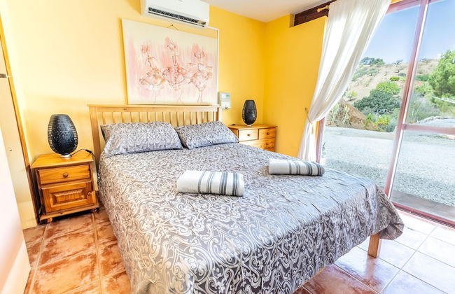 Luxurious Private Cabin Pool Hottub & Fireplace - Photo 5