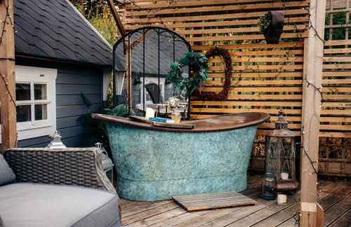 1 Secluded romantic cabin for two with outdoor bath! - Photo 2