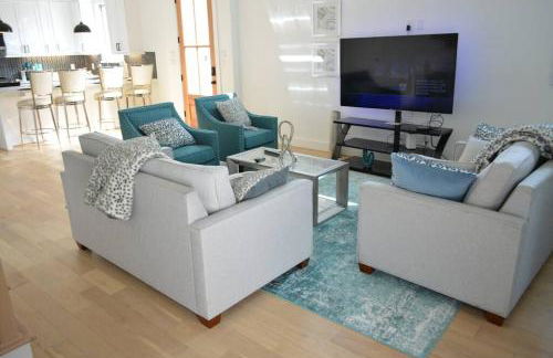 Tranquil Downtown Escape with Backyard - Photo 22