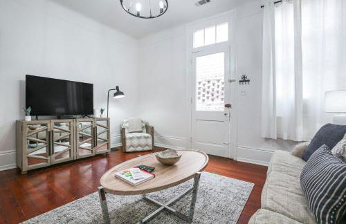Updated Bourbon Street Condo with Smart TVs! - Foto 1