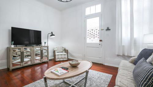 Updated Bourbon Street Condo with Smart TVs! - Foto 1